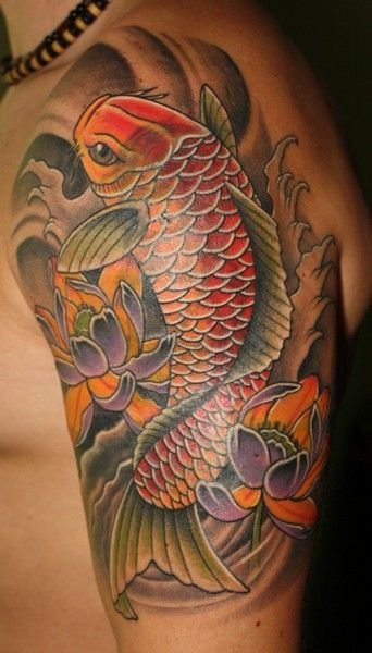 tattoo đỏ cá chép và hoa sen ở bắp tay