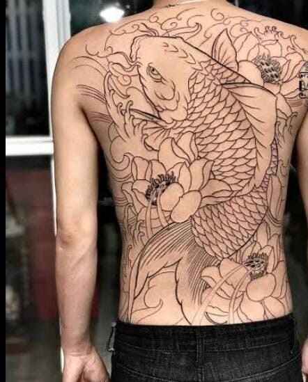 Tattoo cá chép cùng hoa sen kín lưng