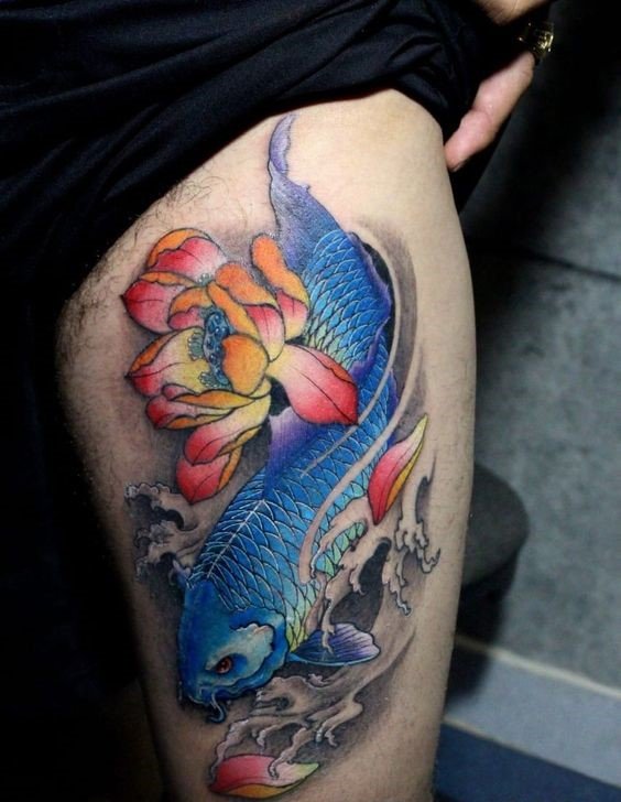 tattoo cá chép xanh và hoa sen trên đùi của khách hàng