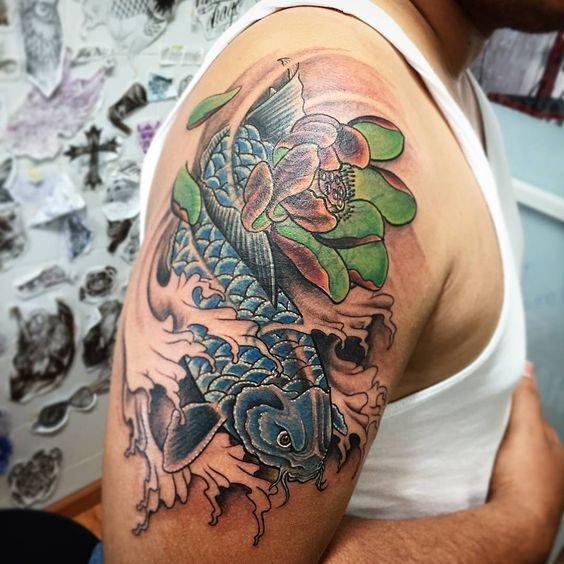 tattoo xanh cá chép phối hoa sen xanh cực độc đáo cho anh khách