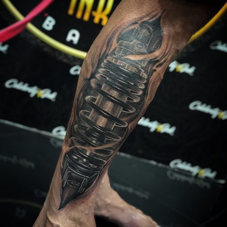 tattoo cẳng chân hình phuộc xe