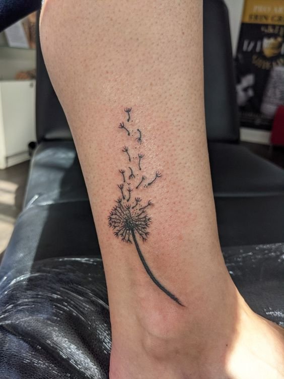 tattoo cánh hoa lượn gió quanh cổ chân