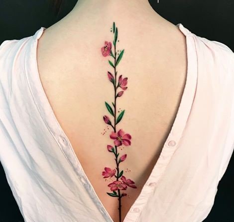 tattoo cành hoa đào dọc xương sống