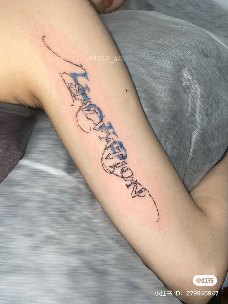 hình tattoo chữ độc đáo tại bắp tay