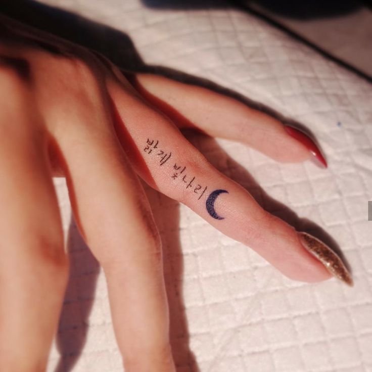 tattoo chữ hàn quốc ở ngón tay siêu đẹp