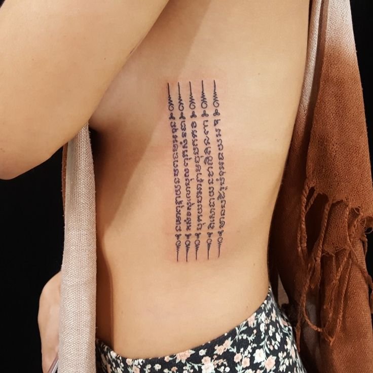 tattoo chữ khmer ở bên hông