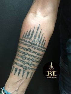 tattoo chữ khmer ở cẳng tay