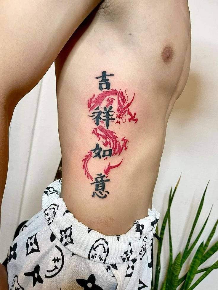 tattoo chữ và con rồng bên hông