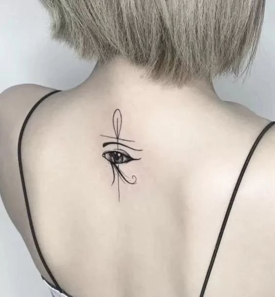 tattoo con mắt mini ở lưng