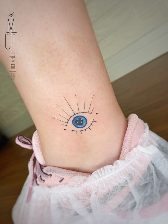 tattoo con mắt ở chân đầy nghệ thuật