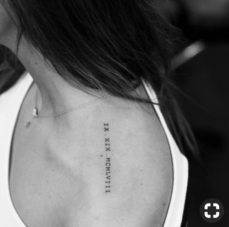 tattoo dãy số la mã trên vai chị khách