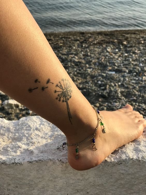 tattoo hoa bồ công anh ở chân