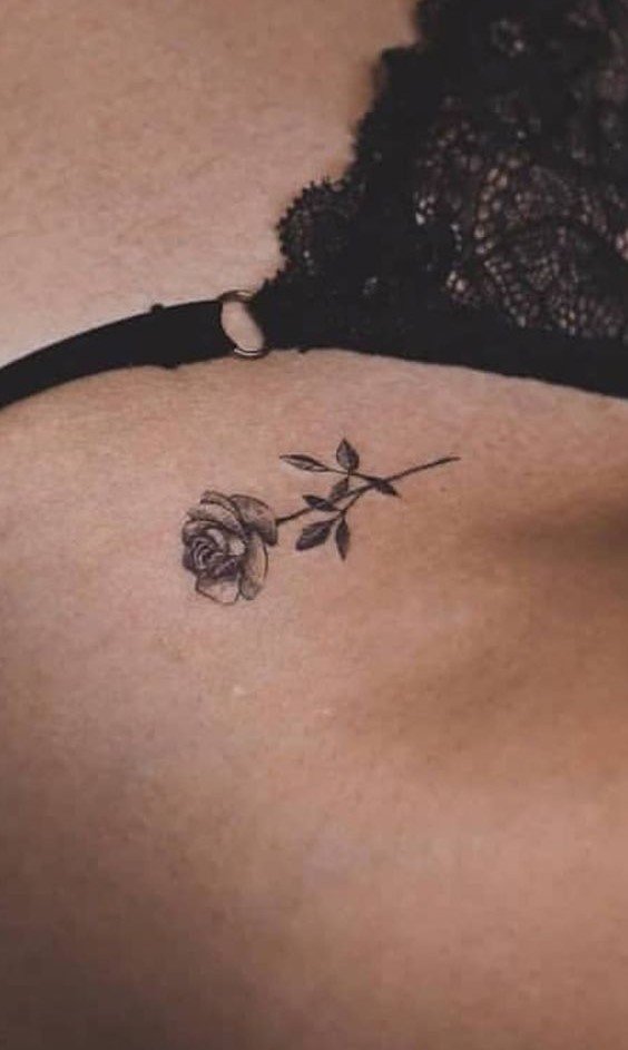 tattoo hoa hồng mini ở mạn sườn siêu quyến rũ