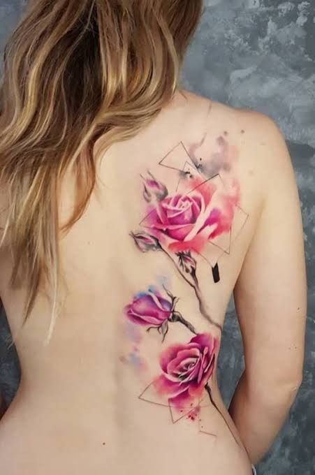 Tattoo hoa đầy ấn tượng sau lưng cho phái nữ