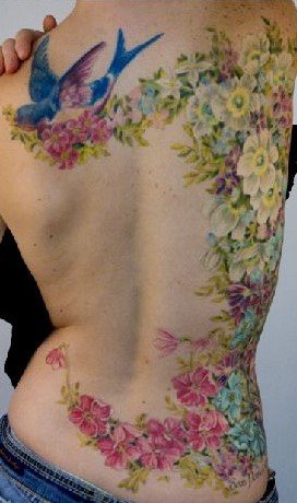 Tattoo hoa sau lưng đầy màu sắc