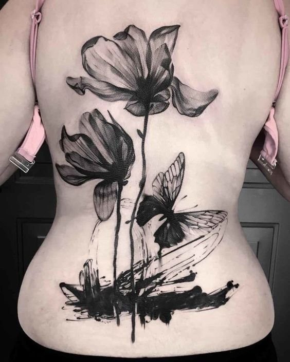 Tattoo hoa sau lưng đậm nét đen trắng