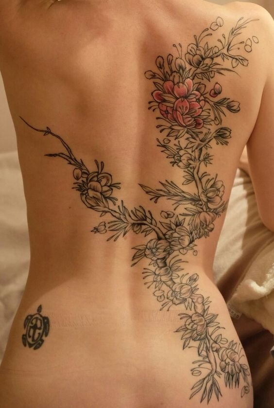 Tattoo hoa sau lưng gợi cảm