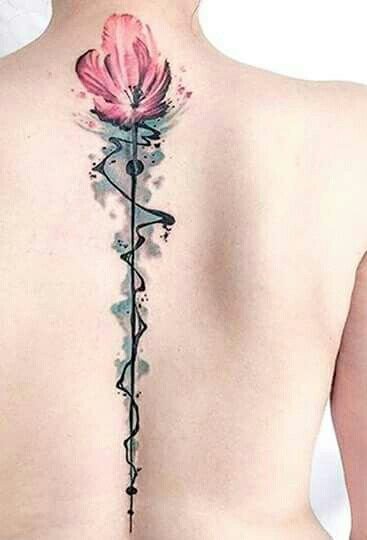 Tattoo thoáng mộng hoa sau lưng