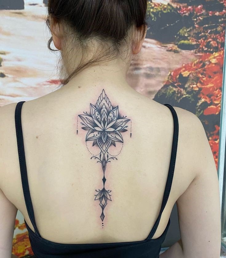 tattoo hoa sen cách điệu tối giản