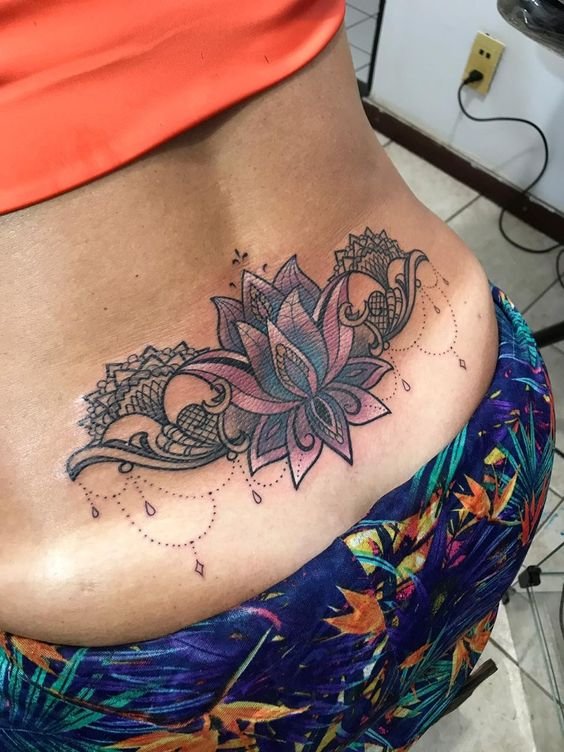 Tattoo hoa sen mandala ở sau lưng