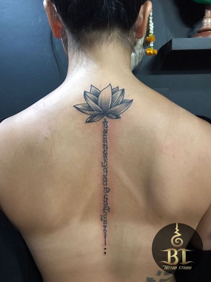 tattoo hoa sen và chữ khmer