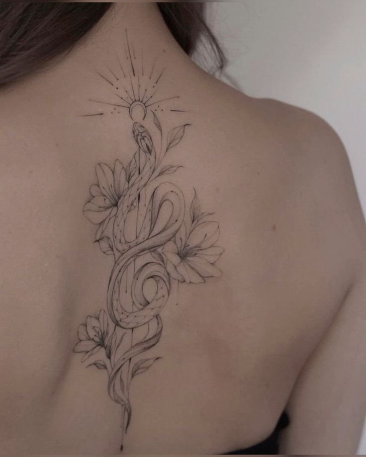 Tattoo hoa và rắn trên lưng