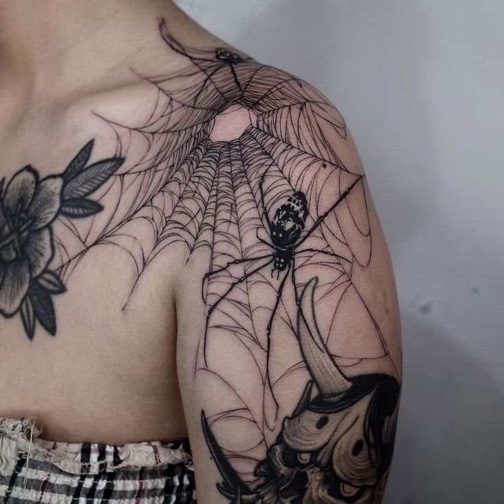 tattoo mạng nhện ở vai cực ngầu cho nữ