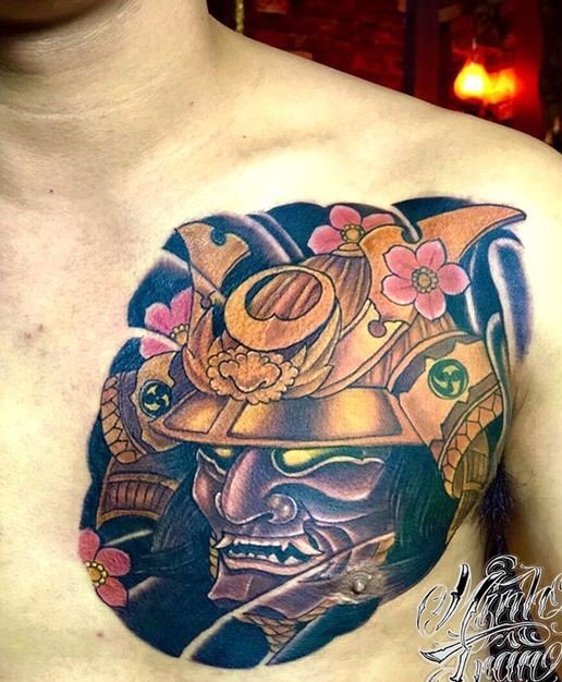 tattoo mat quy samurai giap vang ket hop hoa anh dao