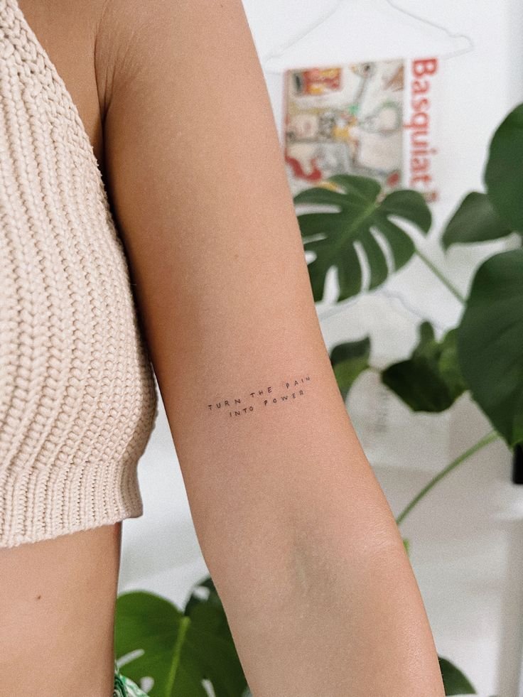 Tattoo mẫu chữ có ý nghĩa ở bắp tay