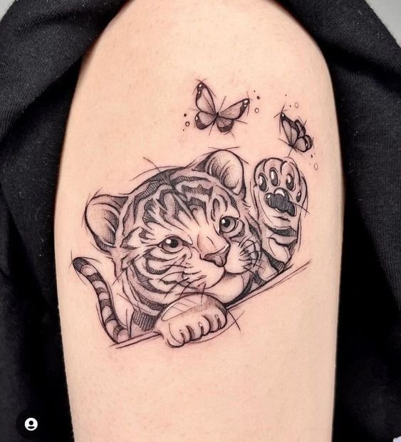 tattoo mẫu hổ và đàn bướm trên bắp tay nữ