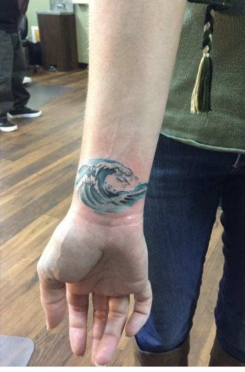 mẫu sóng nước tattoo tại cổ tay