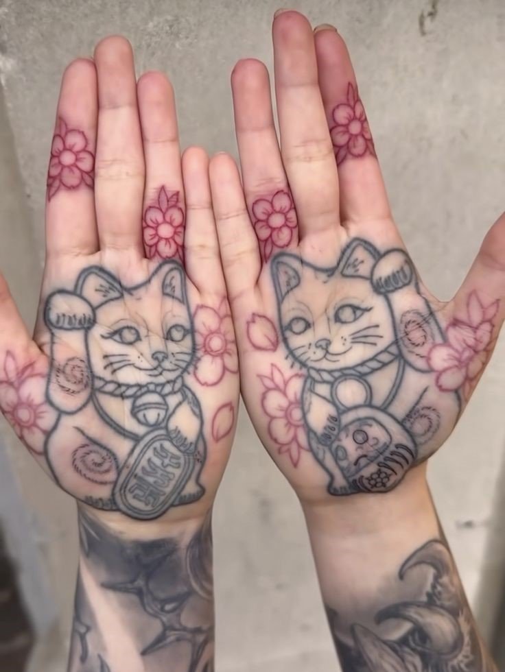 tattoo mèo thần tài ở lòng bàn tay