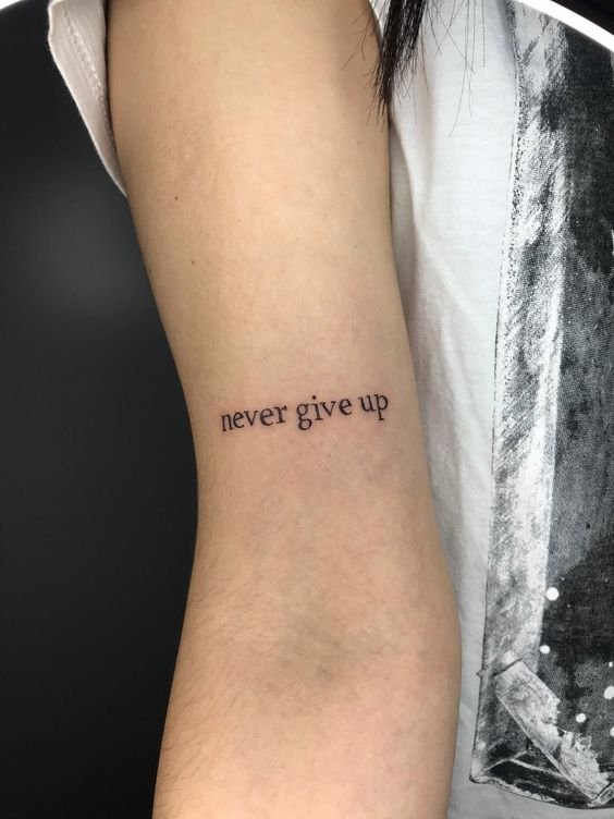 hình xăm never give up tại bắp tay đẹp