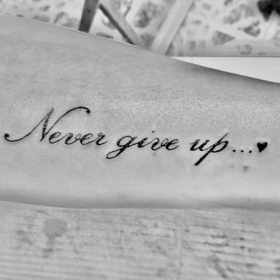 tattoo never give up ở cánh tay