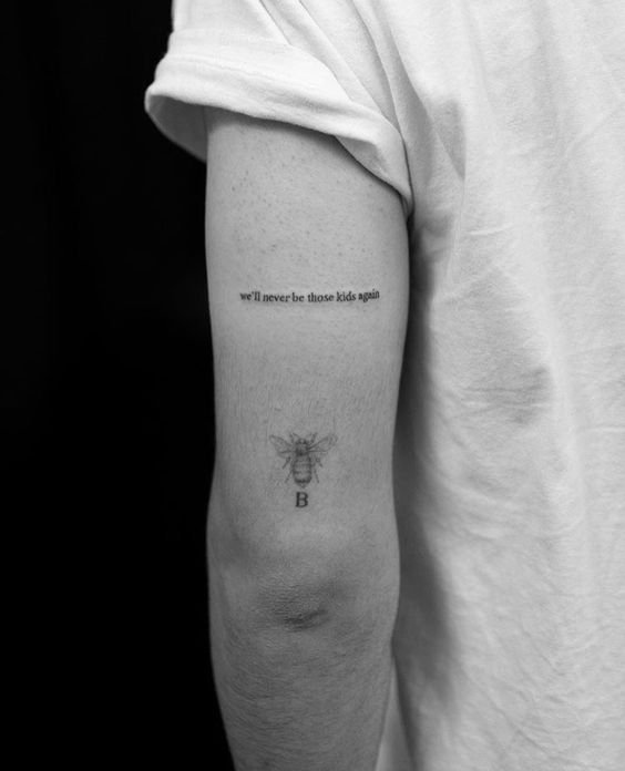 Tattoo mini với slogan trên bắp tay dành cho nam