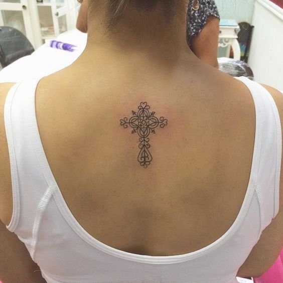 tattoo thánh giá cách điệu trên lưng