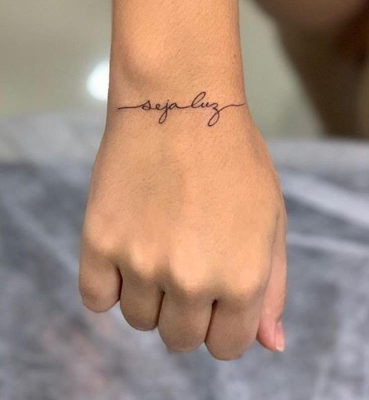 thu hút với kiểu tattoo chữ trên cổ tay