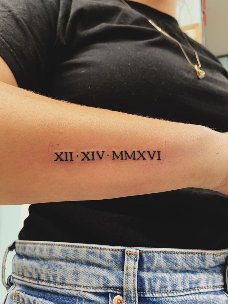 tinh tế với mẫu tattoo cẳng tay chữ số la mã