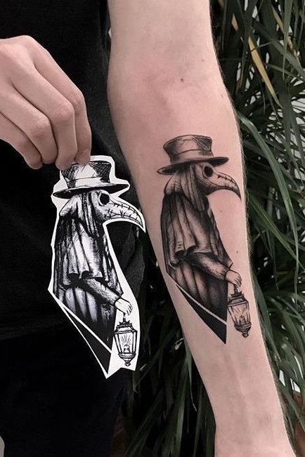 xăm mẫu Plague Doctor trên cẳng tay