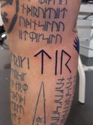 ý tưởng tattoo ngôn ngữ rune trên chân