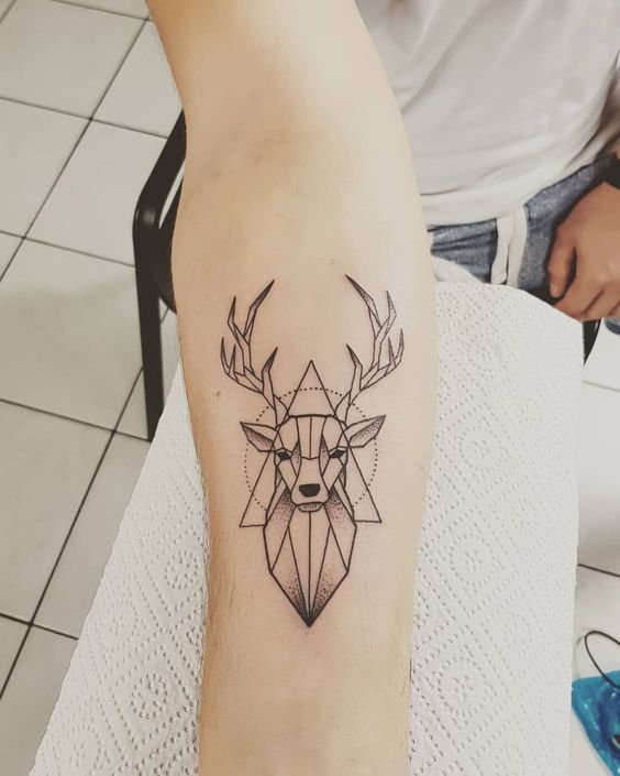 ý tưởng tattoo cẳng tay mẫu hươu geometric