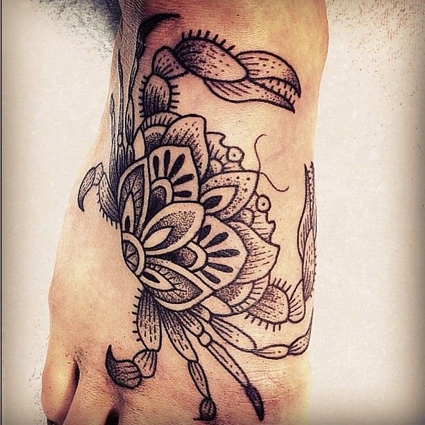 tattoo con cua kết hợp với hoa văn