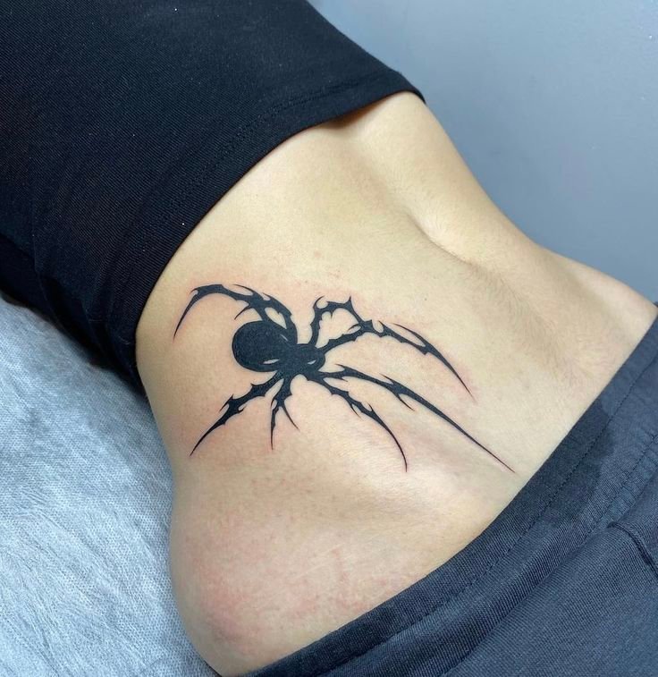 ý tưởng tattoo con nhện cực chất cho nữ ở eo