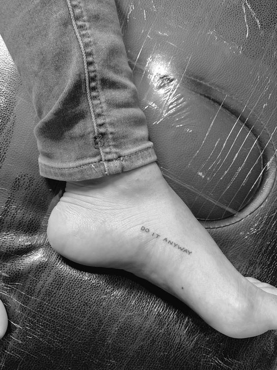 tattoo chữ mini ở chân đơn giản nhất tattoo chữ mini ở chân đơn giản nhất