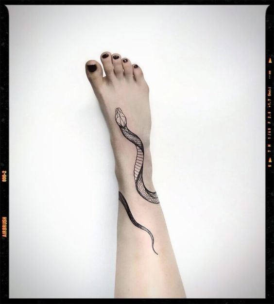 tattoo rắn cực chất cho khách nữ ở chân tattoo rắn cực chất cho khách nữ ở chân