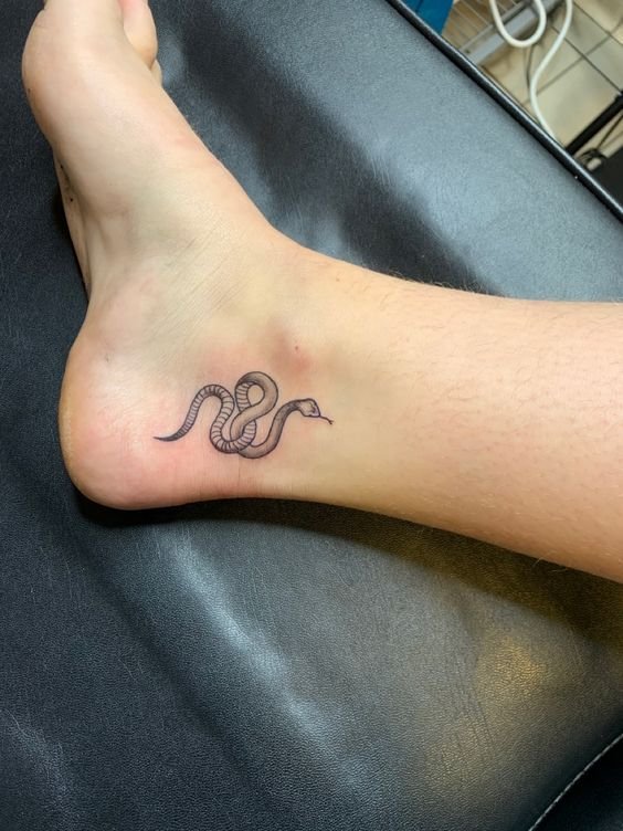 tattoo rắn mini chất lừ ở chân cho khách tattoo rắn mini chất lừ ở chân cho khách