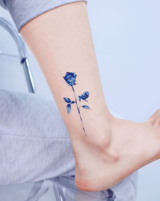 hình tattoo cành hoa hồng xanh mini ở chân