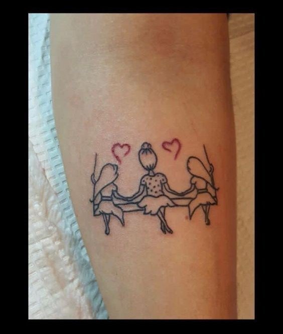 hình tattoo mẹ và gia đình bên hai con