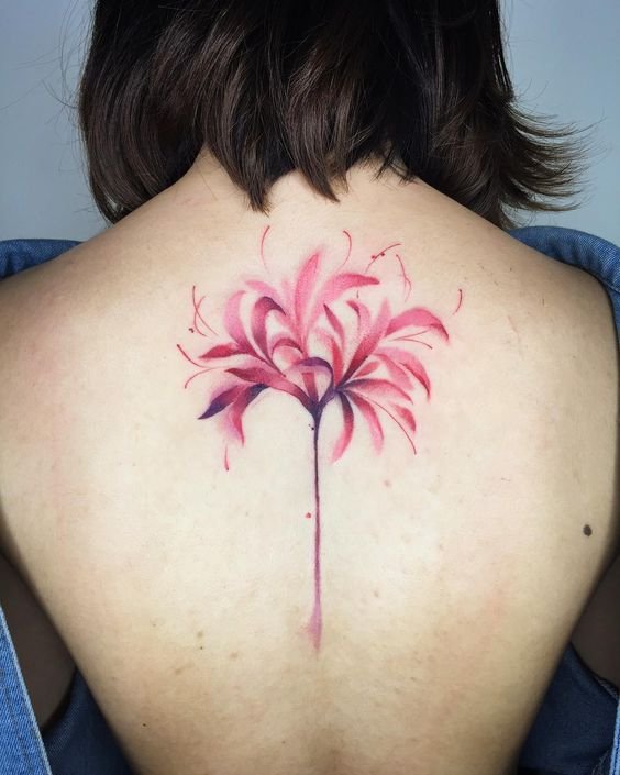 H&igrave;nh xăm hoa m&agrave;u hồng được thiết kế tr&ecirc;n lưng người, thể hiện phong c&aacute;ch nghệ thuật tinh tế.