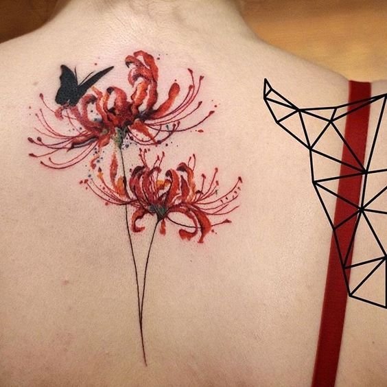 H&igrave;nh xăm hoa đỏ v&agrave; bướm đen tr&ecirc;n lưng người, k&egrave;m họa tiết h&igrave;nh học b&ecirc;n phải.